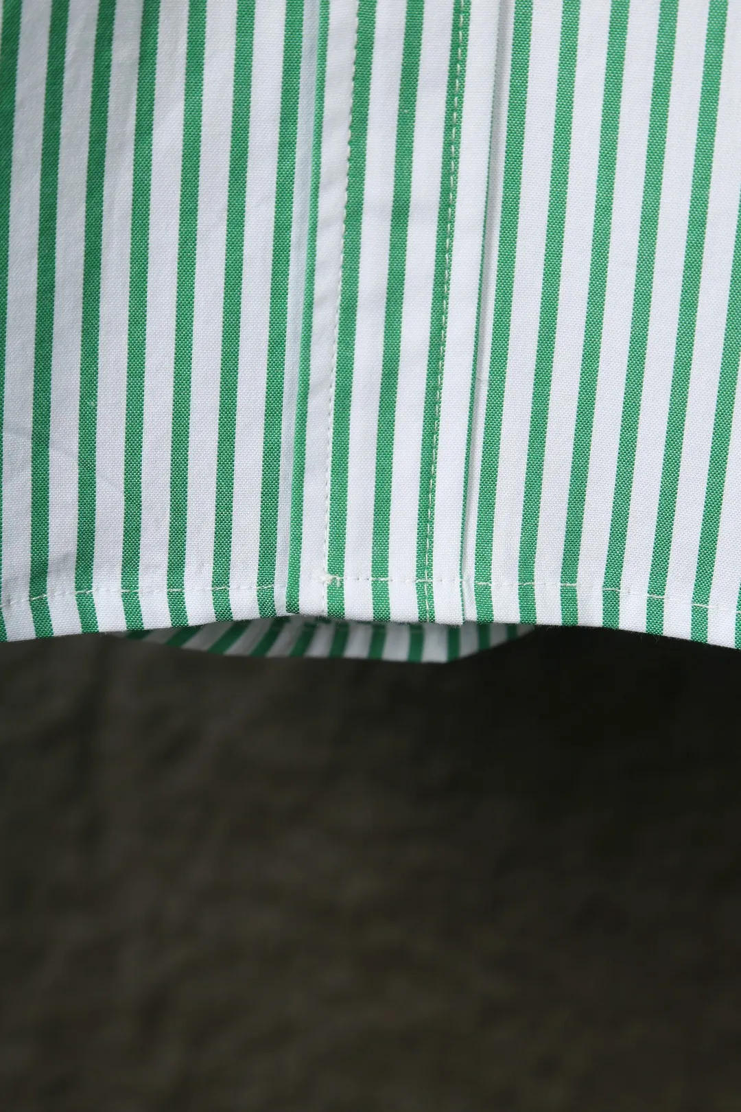 P250 Actual Photos [Popular New Style] Model No.: 25019# Color: Red/Green/Blue Size: S to Custom dyed original pearlescent white buttons, large and small divisions, vertical eyelets ✅ - Special shaped chiffon foil is included in the collar door tube, not easy to deform and pull ✅ - RL three-color large and small vertical striped shirt, extraordinary isometric, cleverly matched stripes, diverse wear to stimulate self-expression, relaxed layering to play with the look of the four seasons